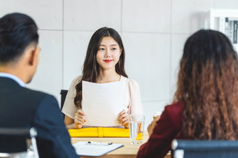 年轻的亚洲女人研究<strong>生</strong>持有的重新开<strong>始</strong>文档和准备两个经理之前开<strong>始</strong>工作面试与积极的运动会议房间业务招聘新成员概念