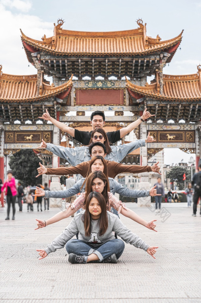 集团拍摄行动亚洲友谊在的昆明jinbi广场昆明中国旅行和旅游与朋友船跳舞和拙劣的模仿封面概念中国人文本金马和玉公鸡