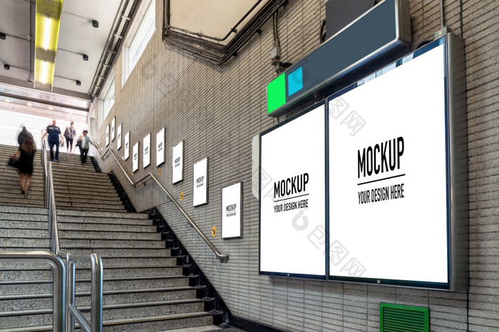 空白广告牌位于地下大厅地铁为广告模型概念低光速度快门