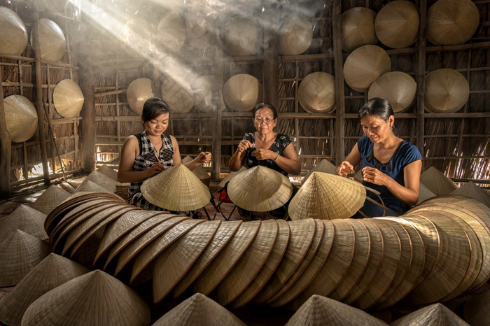 集团越南女工匠使的传统的越南他的老传统的房子托伊福克村hochiminh城市越南传统的艺术家概念
