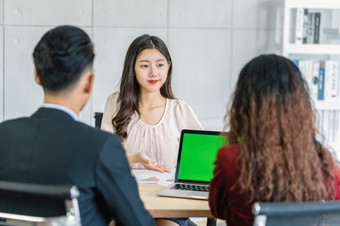 年轻的亚洲女人研究生面试与两个经理演讲与技术移动PC会议房间工作面试与经理业务招聘新成员概念