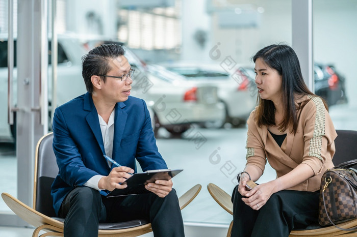 亚洲机械师解释的检查列表维护服务客户展厅