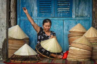 越南老女人工匠使的传统的越南他的老传统的房子托伊福克村hochiminh城市越南传统的艺术家概念