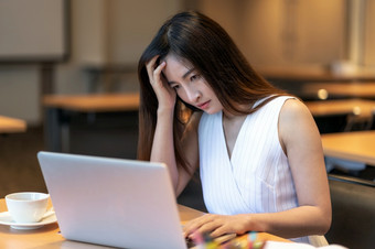 亚洲女商人<strong>休闲</strong>西装看年度报告和思考与严重的行动现代<strong>办公室</strong>业务失败医疗保健和<strong>办公室</strong>并发症状概念