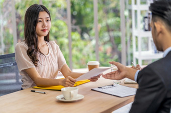 年轻的亚洲女人<strong>研究生</strong>持有和提交的重新开始文档两个经理之前开始工作<strong>面试</strong>与积极的运动会议房间业务招聘新成员概念