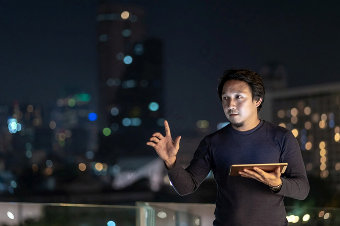 亚洲有创意的自由职业者使用技术平板电脑与微笑行动的金融区区域曼谷河一边泰国业务技术与职业生涯概念