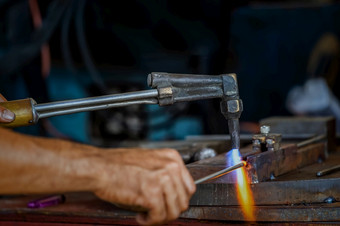 特写镜头机械师手弯曲的钢火炬金属加工工厂车床磨金属加工行业概念