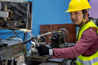 亚洲机械师安全西装操作的专业车床金属加工工厂车床磨金属加工行业概念