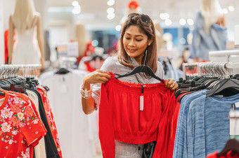 快乐亚洲女人选择衣服玻璃商店商店与快乐行动部门中心购物和购物狂生活方式<strong>时尚</strong>和休闲销售和<strong>黑</strong>色的星期<strong>五</strong>概念