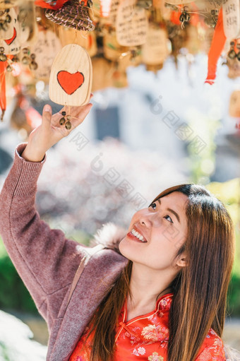 肖像亚洲女人旅行者看的护身符与贝尔与中国语言丽江老小镇云南中国旅行和旅游文化和传统的概念