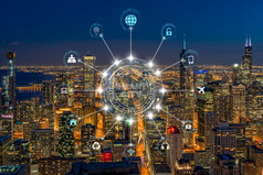 技术连接行聪明的城市在芝加哥城市景观河一边的《暮光之城》时间网络连接与无线技术集中管理和全球通信概念
