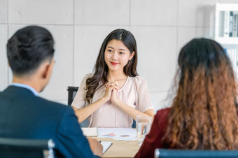 年轻的亚洲女人研究生<strong>面试</strong>与两个经理与积极的运动会议房间业务招聘新成员工作<strong>面试</strong>与经理概念