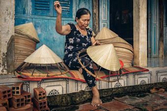 越南老女人工匠使的<strong>传统</strong>的越南他的老<strong>传统</strong>的房子托伊福克村hochiminh城市越南<strong>传统</strong>的艺术家概念