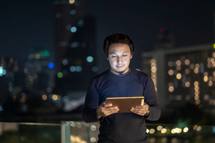 亚洲有创意的自由职业者使用技术平板电脑与微笑行动的金融区区域曼谷河一边泰国业务技术与职业生涯概念