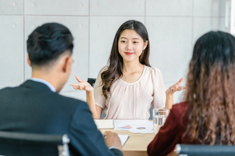 年轻的亚洲女人研究生面试与两个经理与积极的<strong>运动会</strong>议房间业务招聘新成员工作面试与经理概念
