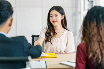 年轻的亚洲女人研究生手摇与两个经理欢迎之前开始工作<strong>面试</strong>与积极的运动会议房间业务招聘新成员工作<strong>面试</strong>第一个印象概念