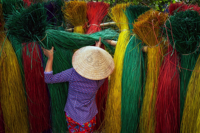 回来一边越南女工匠干燥传统的越南垫的老传统的村营养日元盾塔普越南传统艺术家概念
