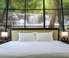 奢侈品室内卧室与窗户玻璃旁边美丽的瀑布的深森林放松和假期概念