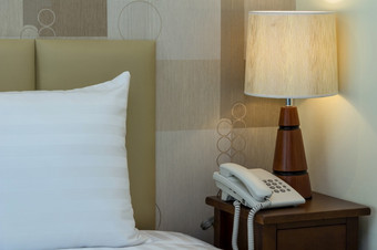 特写镜头枕头的床上与灯奢侈品酒店装修和安全概念