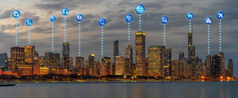 互联网事情物联网各种各样的图标在前视图芝加哥城市景观技术聪明的城市大数据人工情报未来主义的和基础设施行业概念