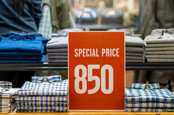 出售特殊的价格模拟做广告显示框架设置在的堆栈衬衫的购物部门商店为购物业务时尚和广告概念