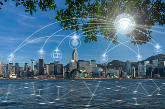 沟通网络与多通道泛光灯通道在香港香港城市景观河一边的下午与光滑的云维多利亚港口技术聪明的城市与互联网的事情概念