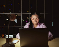 亚洲女商人工作硬晚些时候与技术电脑办公室客户服务和调用中心团队工作与的同事们为成功成就项目概念