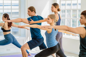 集团多样性瑜伽体育运动人实践与他们的训练