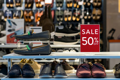出售从模拟做广告显示框架设置在的但鞋子架子上的购物部门商店为购物业务时尚和广告概念