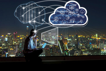 亚洲商人坐着和使用的移动PC和工作与大脑和虚拟屏幕连接与云技术在的城市景观背景晚上时间业务和技术概念