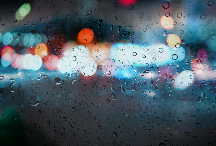 雨滴与光散景的路雨季节背景