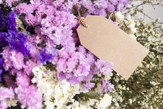 花束干花与空白纸标签的木表格