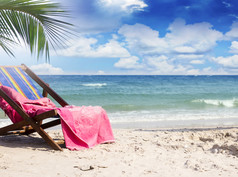 毛巾海滩椅子美丽的热带海滩