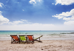 海滩椅子美丽的热带海滩