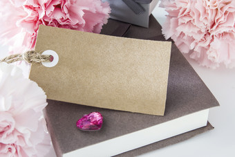 空白纸标签与礼物盒子和康乃馨花