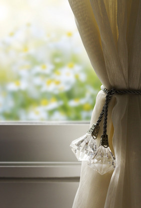 艾里窗帘与窗帘领带的卧室