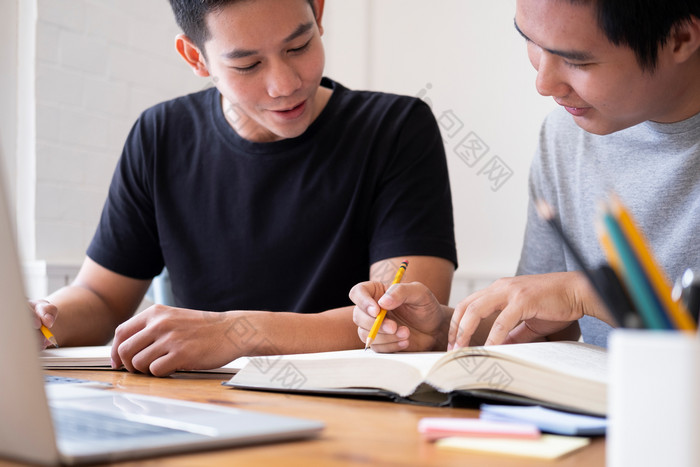 学习教育和学校概念年轻的但研究为测试考试导师书与朋友年轻的学生校园帮助朋友捕捉和学习