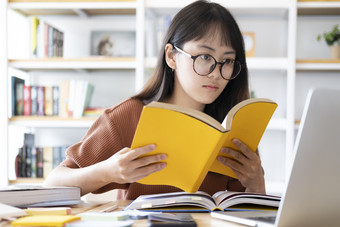 教育在线学习自我研究概念拼贴画女孩研发和发现从书和互联网在线