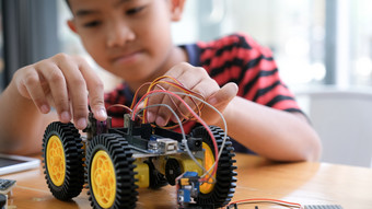 工作手工制作的车模型建设电子集中男孩创建机器人实验室早期发展Diy创新现代技术概念