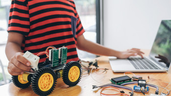 男孩与平板电脑电脑编程电玩具和建筑机器人教育科学技术孩子们和人概念