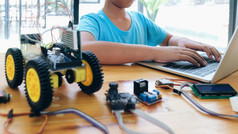 男孩与平板电脑电脑编程电玩具和建筑机器人教育科学技术孩子们和人概念