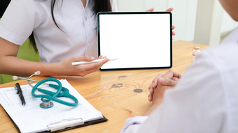 医生使用平板电脑讨论某物与<strong>病人</strong>健康哪医院和医生概念复制空间空白电脑和平板电脑屏幕