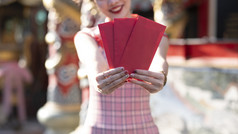 快乐亚洲中国人女人持有红色的信封为给这它中国人月球新一年快乐中国人新一年概念