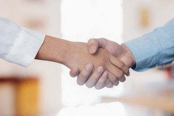 商人握手成功的商人握手后好交易业务伙伴关系会议概念