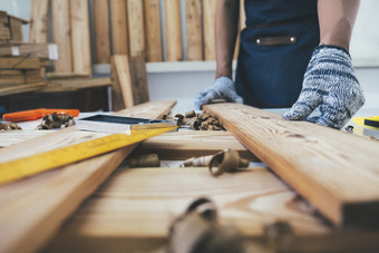 Diy木工和<strong>家具</strong>使和工艺和手工概念卡彭特工作木工机器木工商店年轻的男人。工作卡彭特和采取木股票
