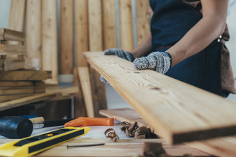 Diy木工和家具使和工艺和手工概念卡彭特工作木工机器木工<strong>商店</strong>年轻的男人。工作卡彭特和采取木股票