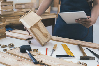 Diy木工和家具使和工艺和手工概念卡彭特工作木工机器木工商店年轻的男人。工作卡彭特和采取木股票