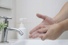 个人卫生清洗的手洗手摩擦与肥皂男人。为电晕病毒预防卫生停止传播冠状病毒