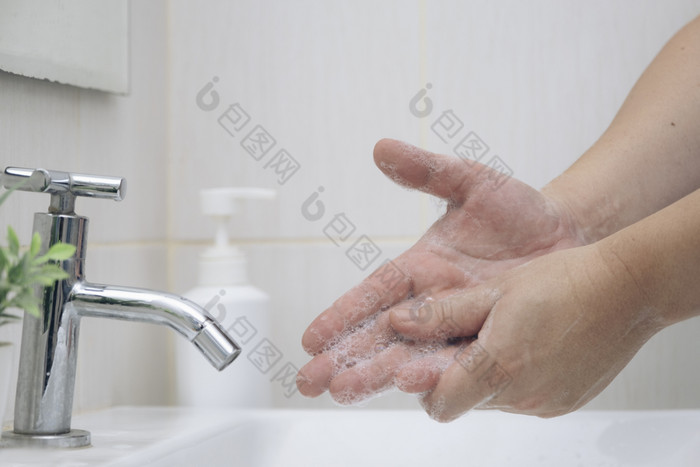 个人卫生清洗的手洗手摩擦与肥皂男人。为电晕病毒预防卫生停止传播冠状病毒