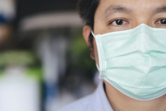 特写镜头男人。穿卫生面具防止感染机载呼吸疾病这样的流感-ncov保护对会传染的疾病冠状病毒